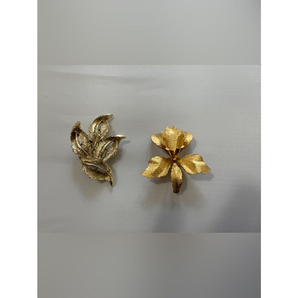 Vintage two Lot Brooch Goldtone Leaf and Iris Flower Lisner Style MCM Brooches